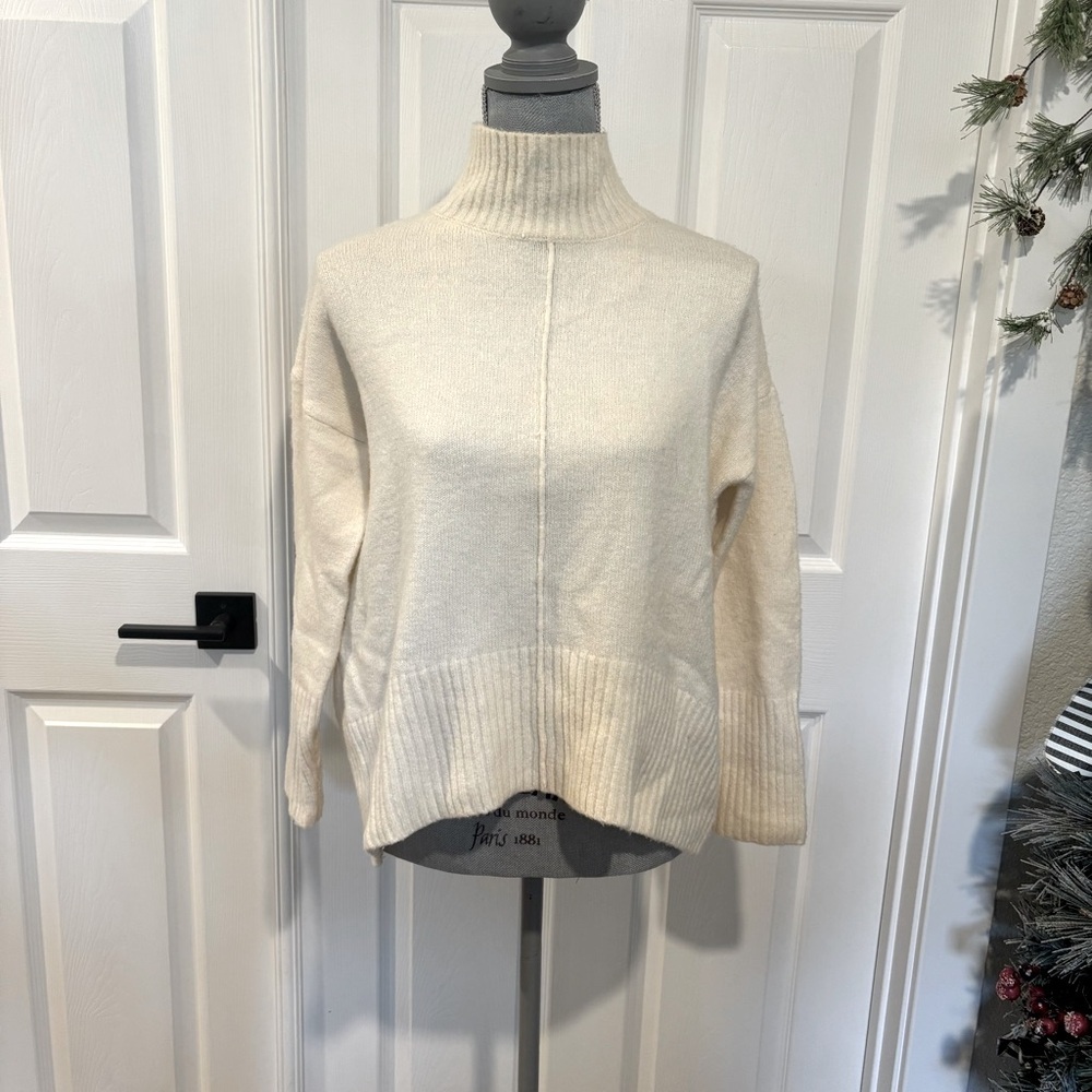 Romeo and Juliet Couture Women’s Pullover Turtleneck Cream Sweater‎ SIZE XS